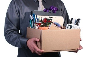 увольнение-мужчина с коробкой с вещами