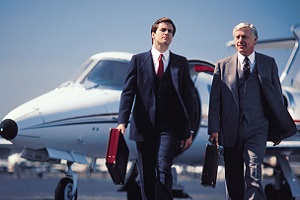 два бизнесмена у самолета