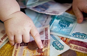 рука ребенка и деньги на столе