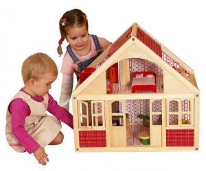 дети и игрушечный домик