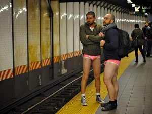 мужчины без брюк в метро