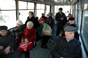 пенсионеры в транспорте