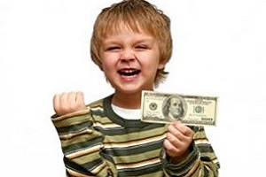 ребенок с деньгами в руках