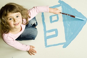 ребенок рисует дом