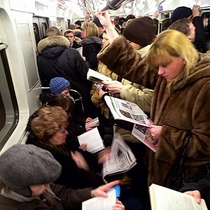 чтение книг в метро