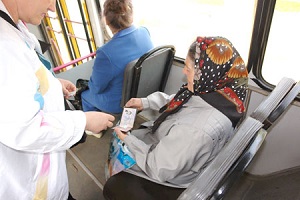 контроллер и пассажир в автобусе