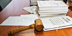 стол с документами в суде